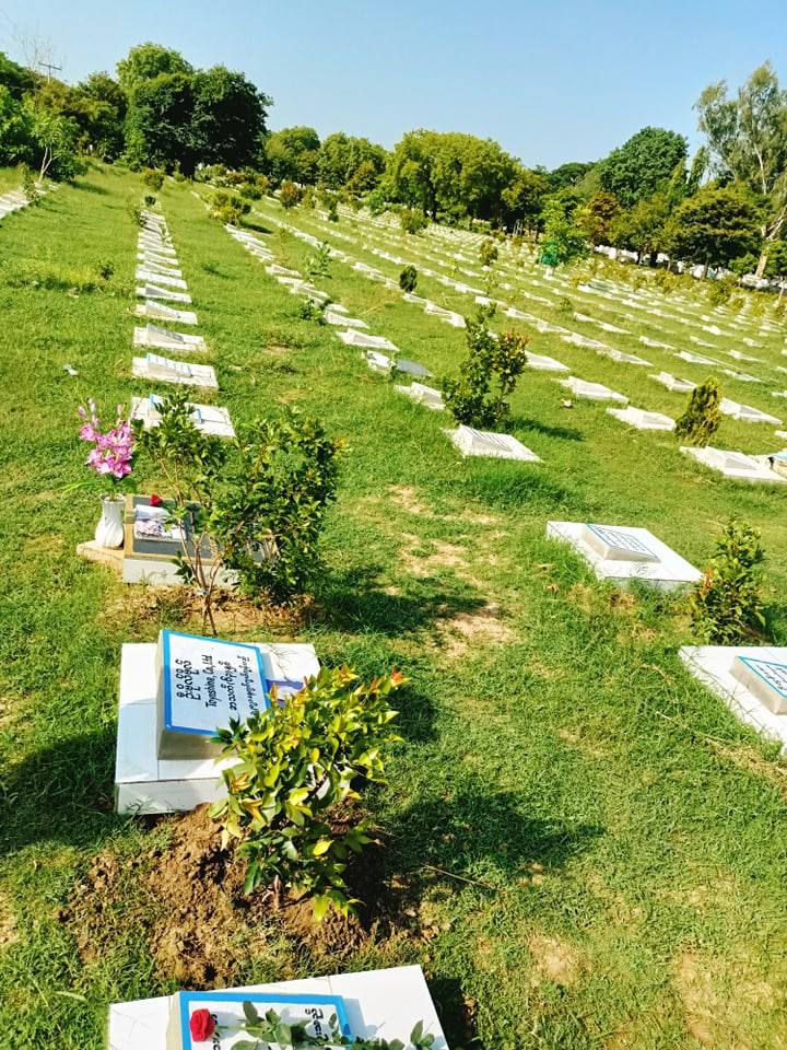 In honor of fallen heroes during spring revolution, anti-coup protesters are offering Roses at the cemetery in Mandalay on this 2 month’s memorial day. May all your brave souls rest in power. #May27Coup #StopInternetRestrictions #WhatsHappeningInMyanmar