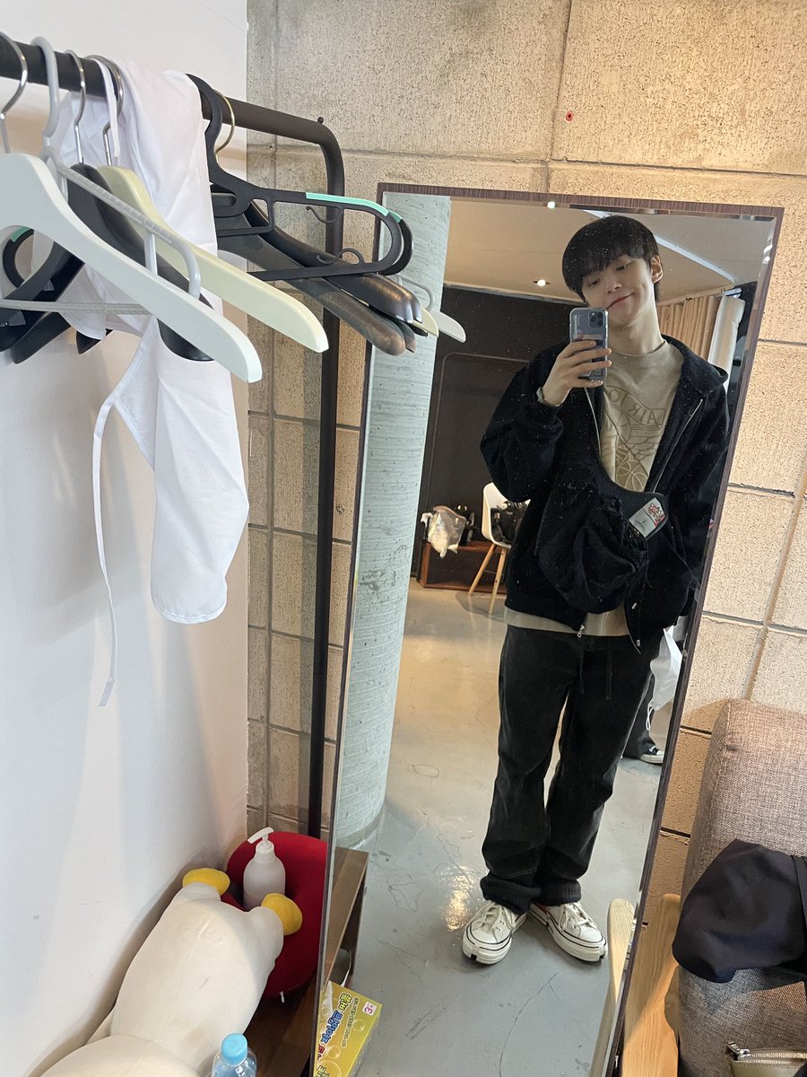 mhrated's tweet photo. his mirror selcas are so cute #민혁 #MINHYUK https://t.co/5b8OBx3Oj5