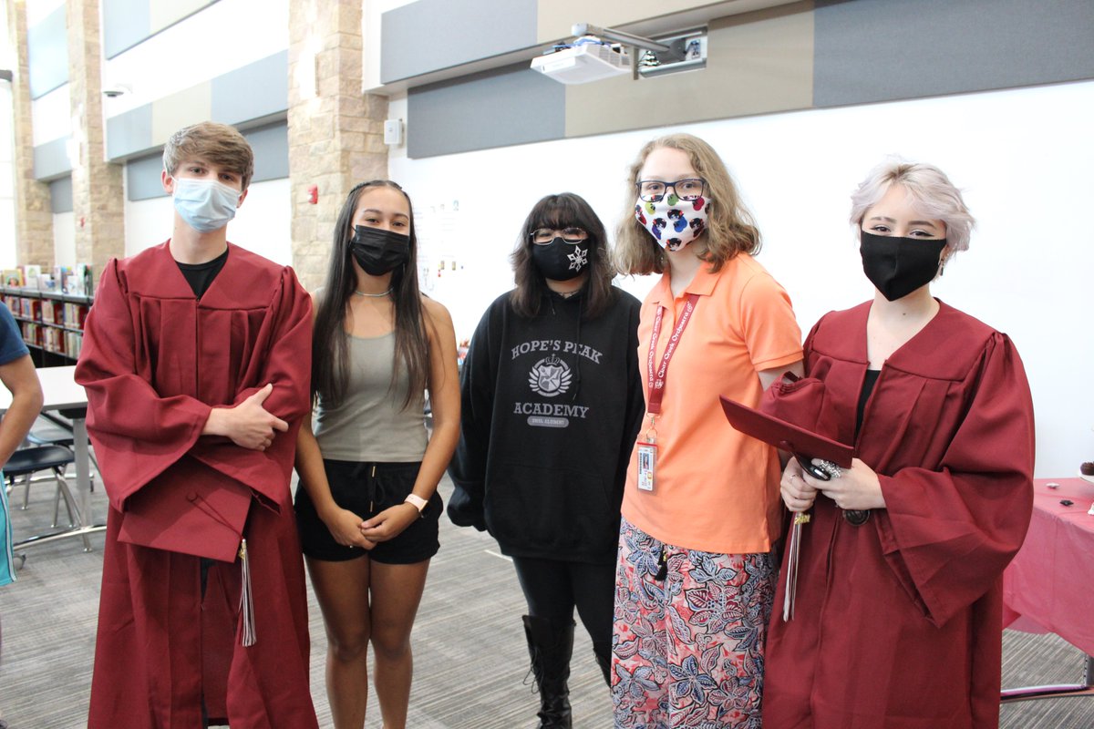 LCEMustangLib's tweet image. We welcomed our Mustang seniors to come so we could congratulate and celebrate them!  We are proud of you!  Mustang Pride forever! @LCE_Mustangs #clearcreekisd #Classof2021