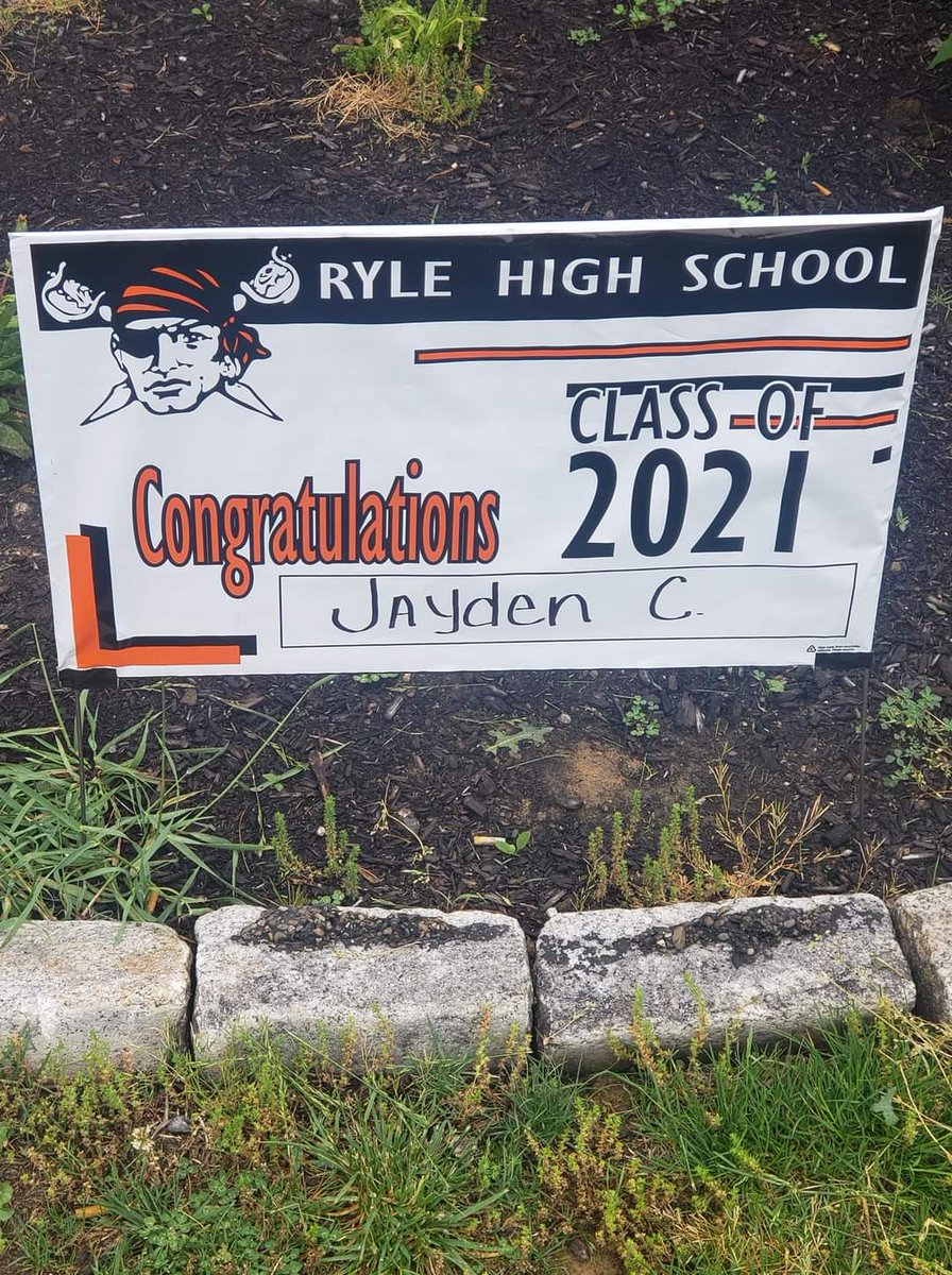 judy_zeh's tweet photo. #shegrad21
#onwardandupward
#nextabulldog
#raidertobulldog
#uniontounion
@JaydenCrist https://t.co/wbmdrz2UvI