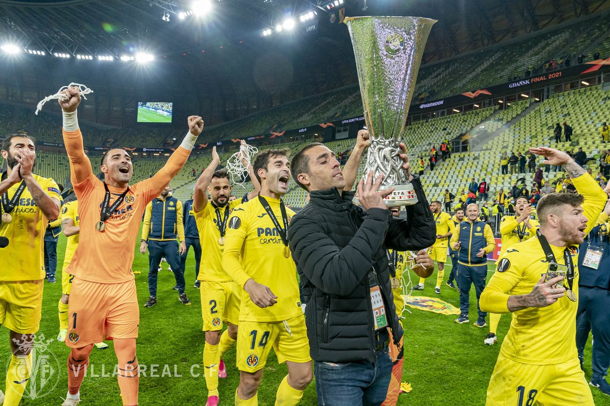 La EMOCIÓN de un sueño hecho realidad 😭🏆.

Las lágrimas del gran capitán al levantar el TROFEO. 

Bruno Soriano. 

Eterno 2⃣1⃣.