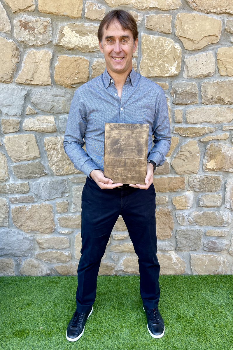 El técnico del <a href="/SevillaFC/">Sevilla Fútbol Club</a>, Julen #Lopetegui, nos ha recibido esta mañana en su casa familiar de Asteasu, donde le hemos hecho entrega del #PremioReferente 2021, reconocimiento a su capacidad de adaptación, influencia y competitividad como entrenador de élite.

Zorionak! ⚽🏆