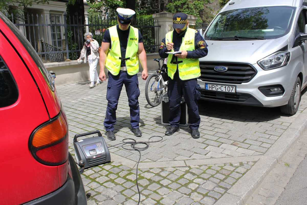 krakow_pl's tweet photo. 🍀#Policjanci Wydziału Ruchu Drogowego KM Policji wraz ze strażnikami #SMMK kontrolowali dziś #spaliny emitowane przez #samochody🚕Kraków jest jednym z pierwszych miast w Polsce, w którym rozpoczęto sprawdzanie wpływu konkretnych grup pojazdów na #zanieczyszczenie_powietrza💚 https://t.co/fCUsEvnezl