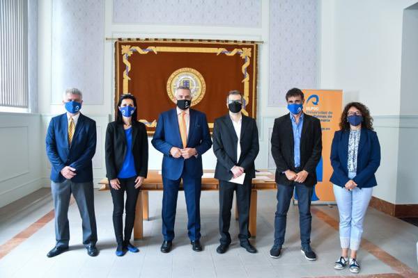 Ayer 26 de mayo, el Rector Lluís Serra Majem, acompañado de la Secretaria General, Inmaculada González, han dado posesión de su cargo como Gerente del
Instituto Universitario de Microelectrónica Aplicada a José María Quinteiro