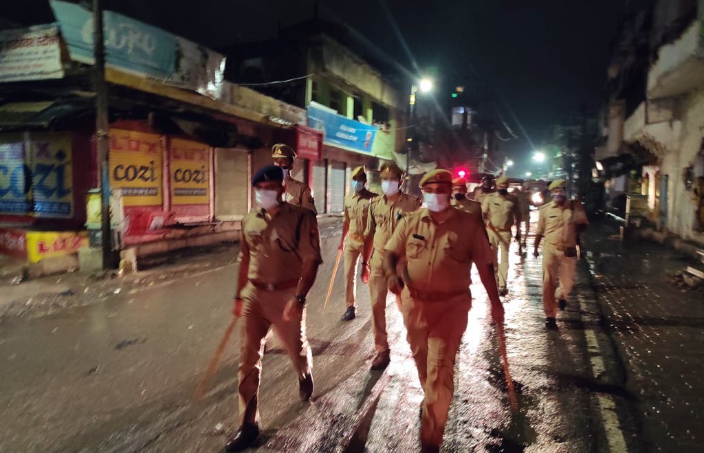 ACPKotwaliVNS's tweet photo. देर शाम हल्की बारिश के बीच पैदल गश्त !
थाना क्षेत्र- आदमपुर व कोतवाली
शांति, सुरक्षा और विश्वास ही आपकी पुलिस का लक्ष्य है
#CP_Sir @SatishBharadwaj @varanasipolice
@VnsDcp @vctcop https://t.co/g9kFfrOnvu