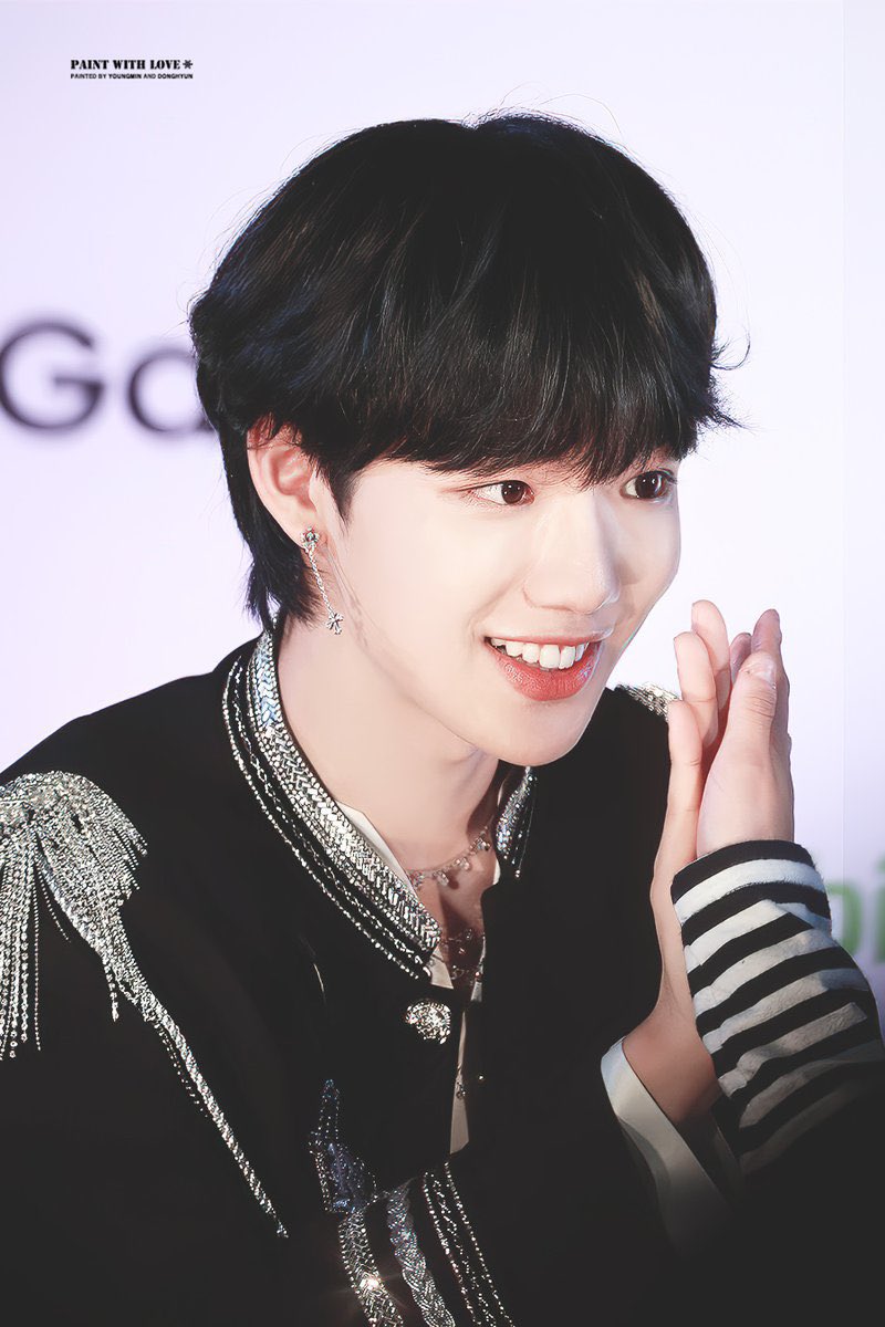 อัพเดตเกี่ยวกับยองมินนะคะ ❤️

วันนี้มีคนเล่าว่า แฟนเค้าเพิ่งเข้ากรมแล้วได้อยู่ที่เดียวกับยองมิน แล้วก็ลำบากมากๆ เลยร้องไห้ และยองมินก็มาปลอบ บอกว่า ถ้ารู้สึกว่ามันยากก็ให้คอยถามตัวเอง แล้วระหว่างที่ ทหารคนนี้ดีเอ็มคุยกับแฟน(คนที่มาเล่า) ยองมินก็คอยอยู่ข้างๆด้วยตลอด คอยปลอบตลอดเยย