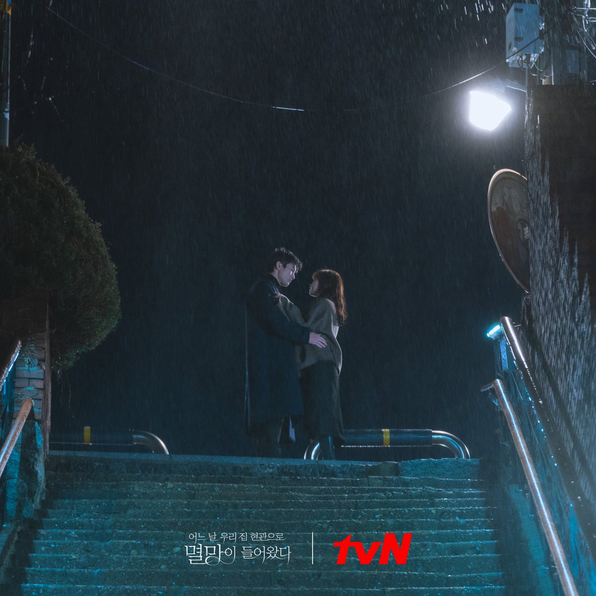 CJnDrama's tweet photo. 동경❤️멸망 화제의 빗속 키스엔딩💋🌧
이런 키스장인들ㅠㅠㅠ 오늘은 여기가 누울 자리ㅇ-<-<

매주 [월화] 밤 9시 tvN

#어느날우리집현관으로멸망이들어왔다
#멸망 #doomatyourservice #tvN #월화드라마
#박보영 #서인국 #이수혁 #강태오 #신도현 https://t.co/zkXgkfKDro
