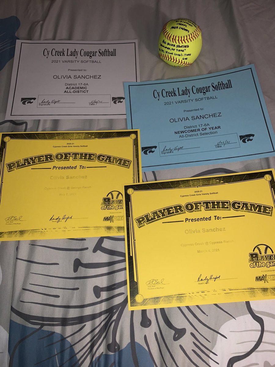 oliviaS468's tweet image. blessed to be named 17-6A NEWCOMER OF THE YEAR and earn Academic All District💙💙