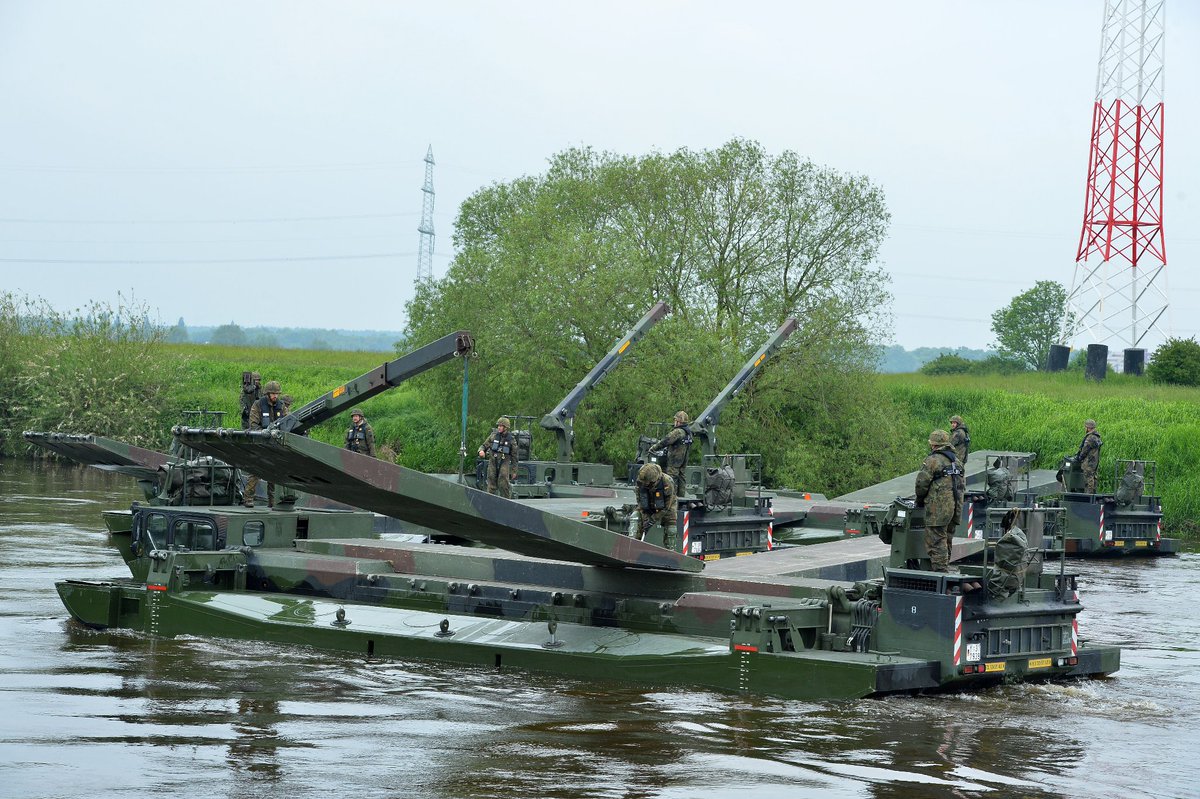 Deutsches_Heer's tweet photo. Ein Gewässerübergang für Wildtiere in #Heer|esmanier. Während der Übung #KühnerWettiner rollen 100 Radfahrzeuge der #Panzergrenadierbrigade37 über die Weser. Unsere Wölfe & Füchse erreichen dank des Brückenschlages bei #Windheim & #Jössen das Ufer Richtung #VJTF2023. #AnkerWirf https://t.co/rWf4OIfgw4