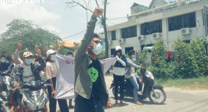 dachezh's tweet photo. Maha Aung Myay people strike against the military coup in the form of guerrilla style this afternoon. #May27Coup  #WhatsHappeningInMyanmar  #StopInternetRestrictions  https://t.co/pkQBvpzBkm