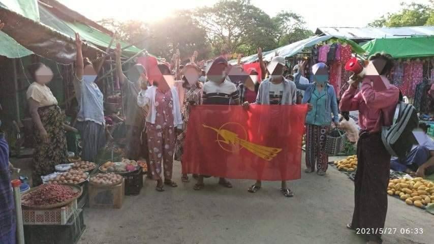 Myanmar_Now_Eng's tweet photo. Members of the Myingyan People's Movement Committee protested today (May 27) against Myanmar's coup regime in Myingyan Sanpya Market. 

Photos: CJ

#WhatsHappeningInMyanmar https://t.co/MH3wrKXlys