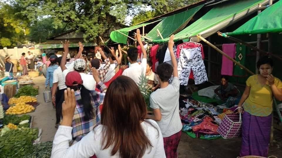 Myanmar_Now_Eng's tweet photo. Members of the Myingyan People's Movement Committee protested today (May 27) against Myanmar's coup regime in Myingyan Sanpya Market. 

Photos: CJ

#WhatsHappeningInMyanmar https://t.co/MH3wrKXlys