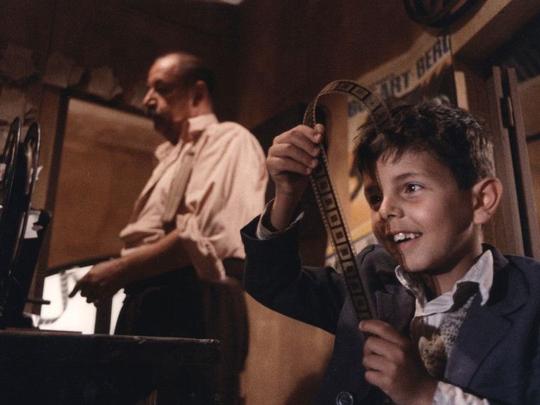 “Eninde sonunda konuşmanın ya da susmanın hiçbir şey değiştirmediği bir gün geliyor. Öyleyse susmamak için bir neden yok.”

🎬 Cinema Paradiso(1988), Guiseppe Tornatore

#cinemaparadiso #guiseppetornatore #cennetsineması