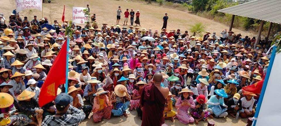 Hninoo25009349's tweet photo. 78 villages on the west bank of Monywa marched in a strike. In commemoration of the martyr KoPhoChan, who was killed today,they yelled revolutionary slogans and recited poems. #May27Coup #StopInternetRestrictions #WhatsHappeningInMyanmar https://t.co/PClxkk86S6