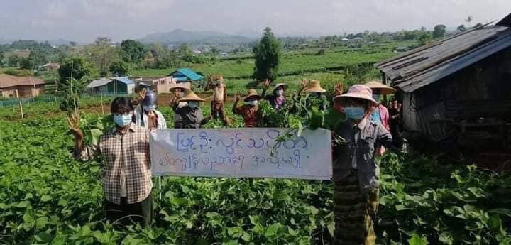 Hninoo25009349's tweet photo. We don't want military slavery education, yelled by farmers from Pyinoolwin. #May27Coup  #WhatsHappeningInMyanmar #StopInternetRestrictions  https://t.co/HPHHOc5TXI