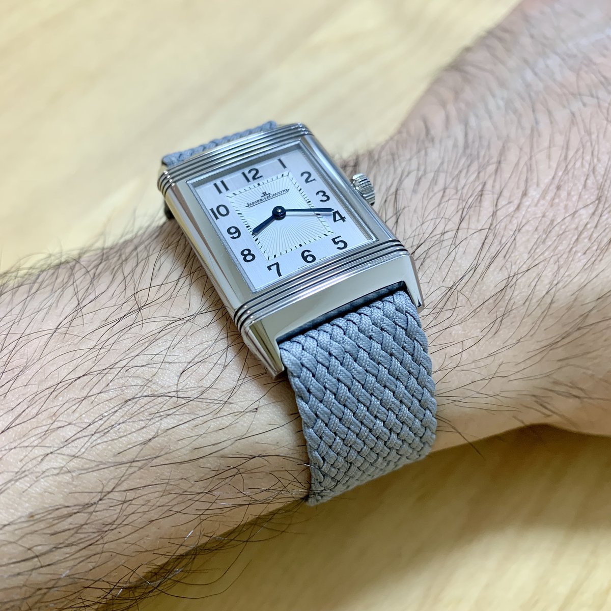 YossiyWear's tweet photo. #レベルソ #パーロンストラップ #reverso #perlonstrap
夏仕様ということで、ライトグレーのパーロンストラップに変更してみました😊👍汗をかいてもストラップが洗濯できるので夏は特に重宝します✨
というか、腕毛すごくて時計が入ってこないな(笑) https://t.co/v3NVTRbWyT