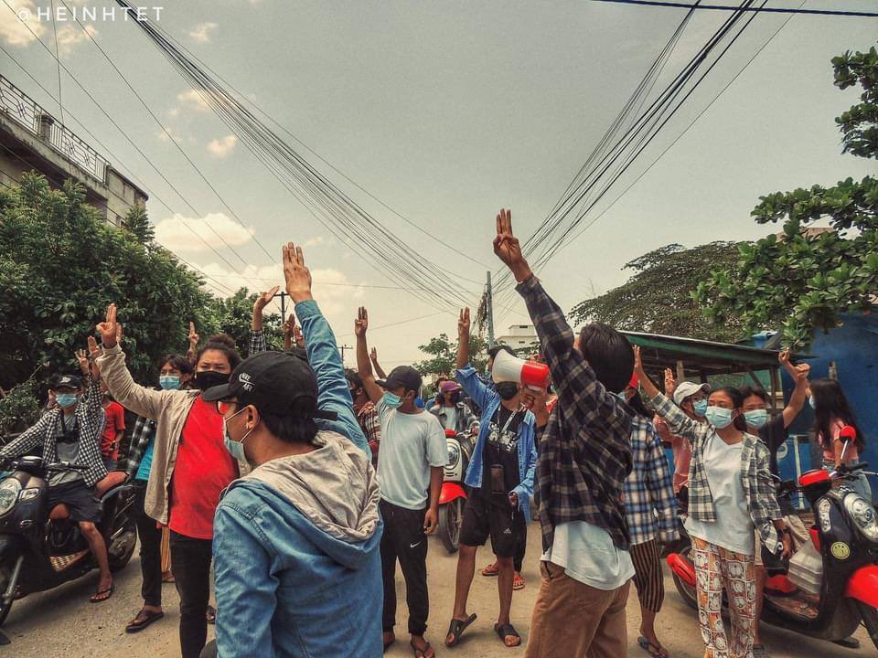 Hninoo25009349's tweet photo. Students from Mandalay University and residents of Aung Pinle protested against the military government. #May27Coup #StopInternetRestrictions #WhatsHappeningInMyanmar https://t.co/ieuqJTuVrR