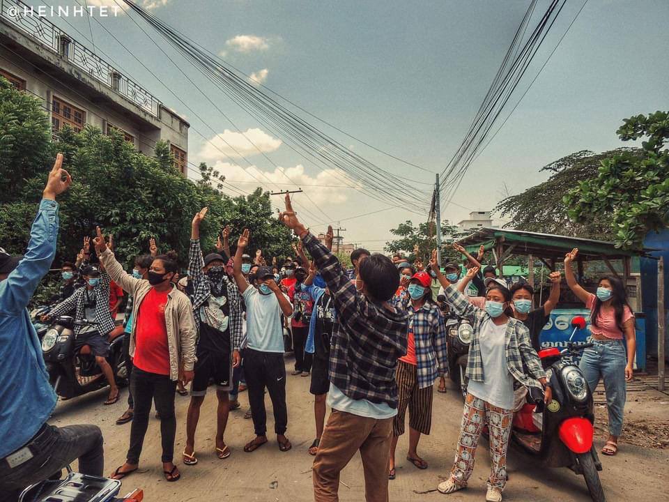 Hninoo25009349's tweet photo. Students from Mandalay University and residents of Aung Pinle protested against the military government. #May27Coup #StopInternetRestrictions #WhatsHappeningInMyanmar https://t.co/ieuqJTuVrR