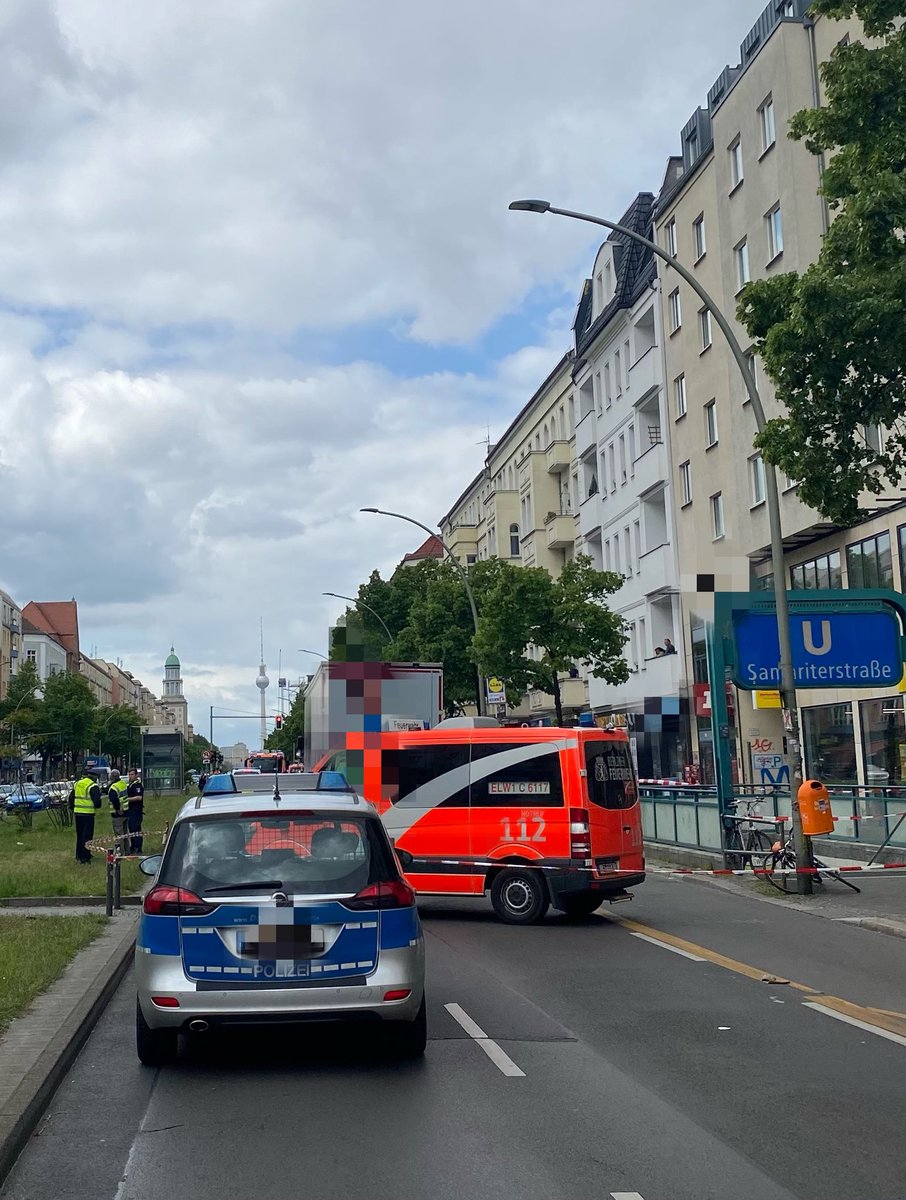 Berliner_Fw's tweet photo. Schwerer #Verkehrsunfall auf der #Frankfurter_Allee. Wir konnten eine Person nur noch leblos bergen. 3 weitere Personen wurden durch den #Rettungsdienst betreut.
Die Einsatzstelle wurde an die @Polizei_Berlin übergeben. https://t.co/8wl5VnFO75
