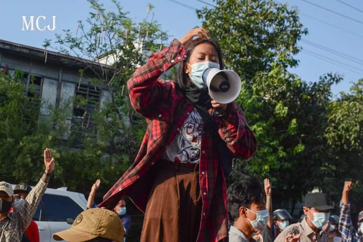 QueenVeronicaQV's tweet photo. Evening Strike by Mandalay Students Union continued protesting against the military dictatorship.
#StopInternetRestrictions
#WhatsHappeningInMyanmar
#May27Coup https://t.co/ug0s6ZEjyc