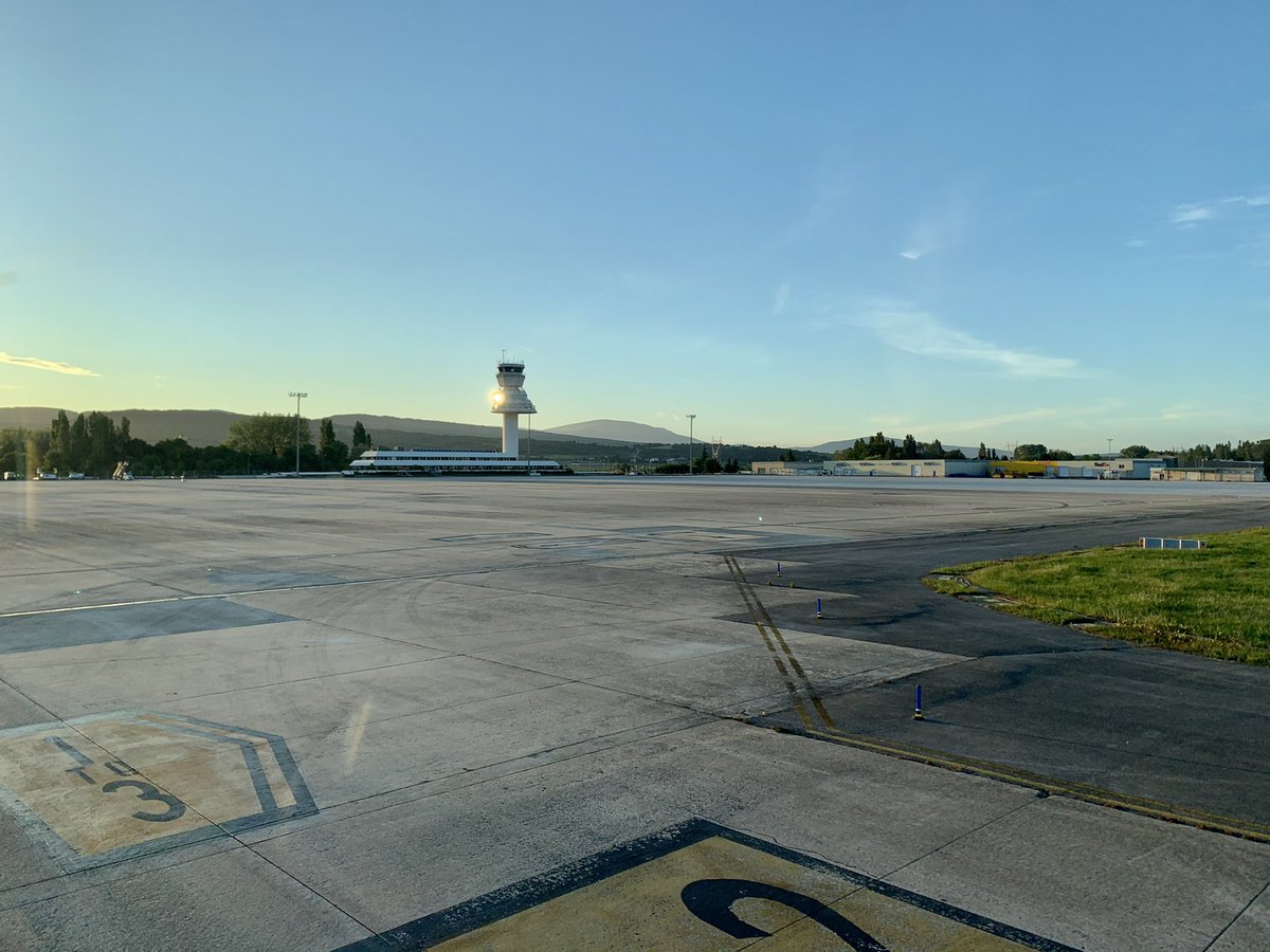 charliesim_'s tweet photo. Ayer pudimos disfrutar de cielos despejados en #vitoriagasteiz y pudimos disfrutar de la torre de control  del #aeropuertovit @aena 
Cayendo la noche nos preparamos para una larga noche por Europa. #b737cl #swiftair #dhl https://t.co/5f6rDCtdFv