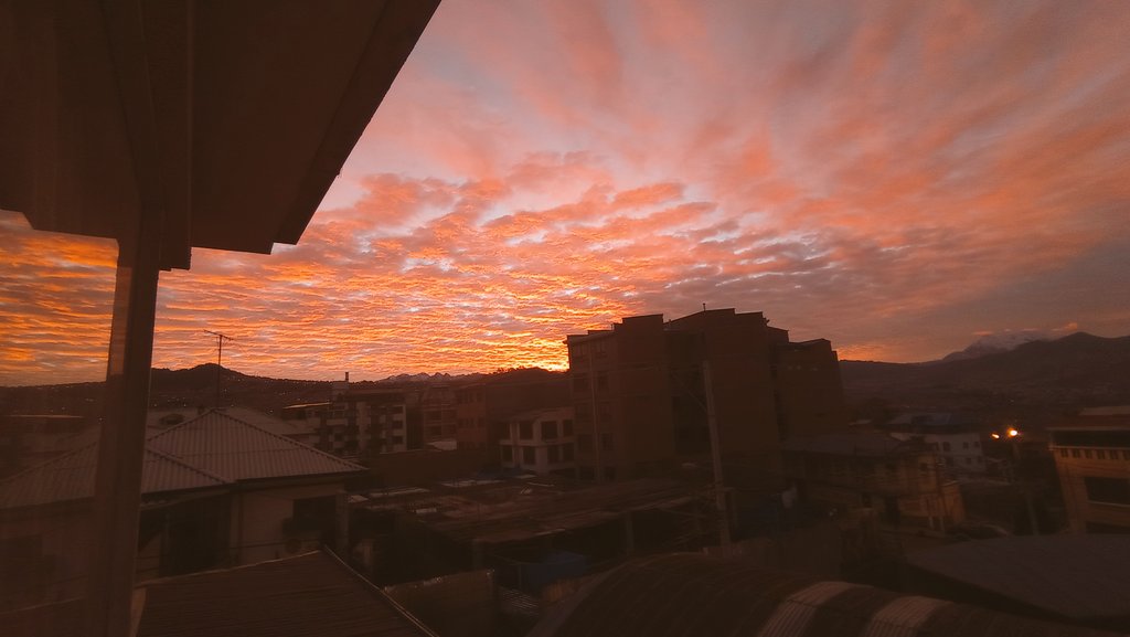 es_patrimonio's tweet photo. "La que lo parió que frío de la mierda", exclamaron los gallardos y educados habitantes de la ciudad de La Paz al contemplar el amanecer en invierno. https://t.co/dGSzNotTsU