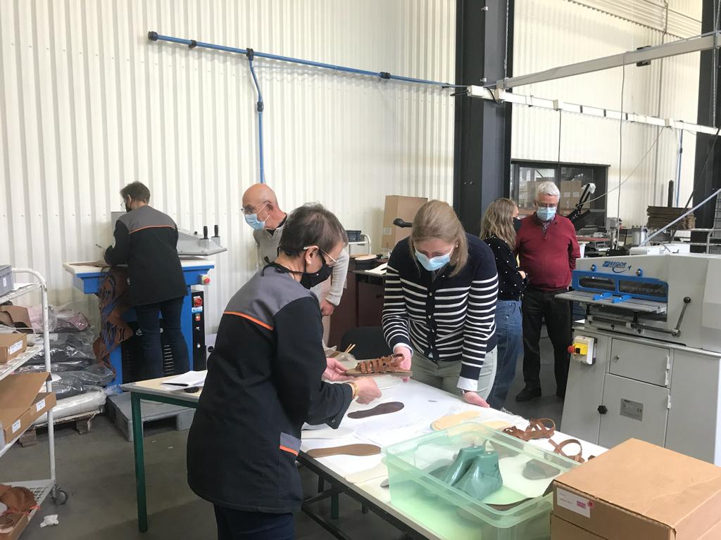 AnneLaureBlin's tweet photo. Visite de l'entreprise adaptée de #Neuillé ce matin avec le maire @GuyBertin49. Rencontre avec ls dirigeants et les salariés qui mettent leur savoir faire au service d'entreprises locales. 
L'inclusion par le travail, voilà l'exemple à suivre ! Bravo à tte l'équipe. 
#circo4903 https://t.co/XvX3WbI5O6