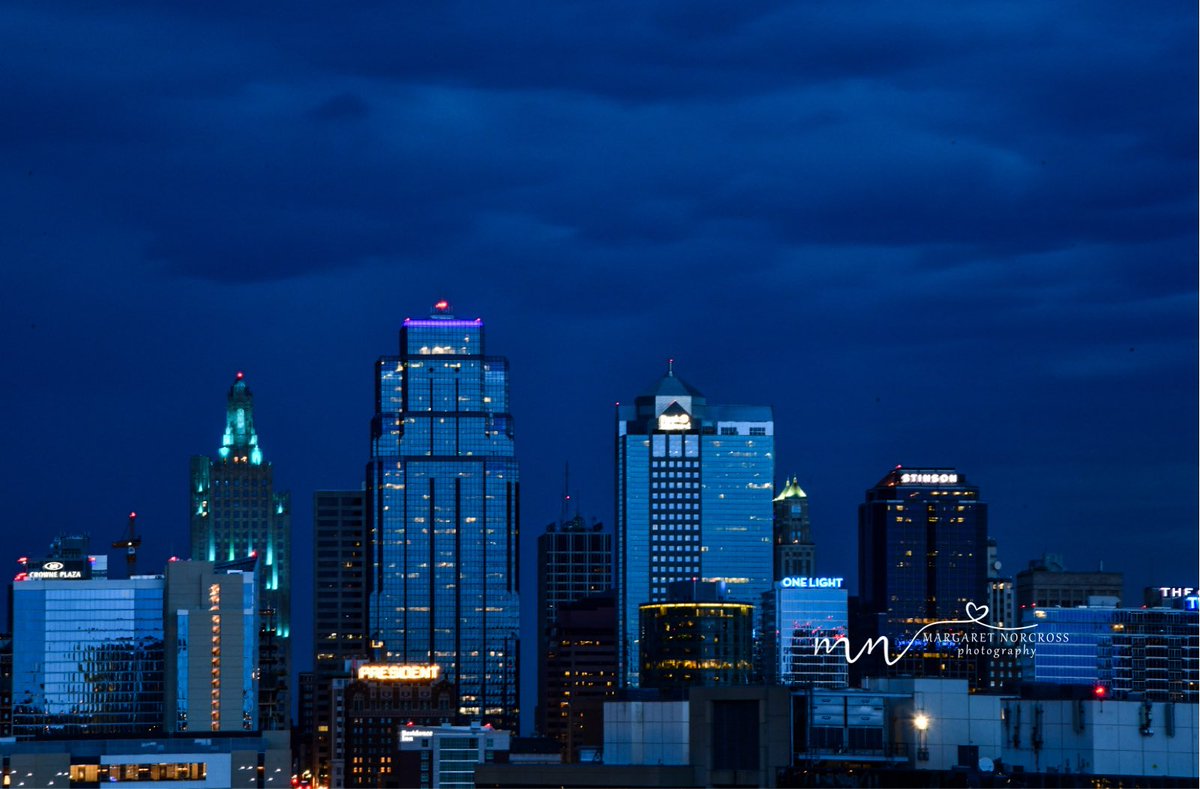 Stormy skies this morning over the city. #kansascity #howwedokc #visitkc #stormskies #weatheralert