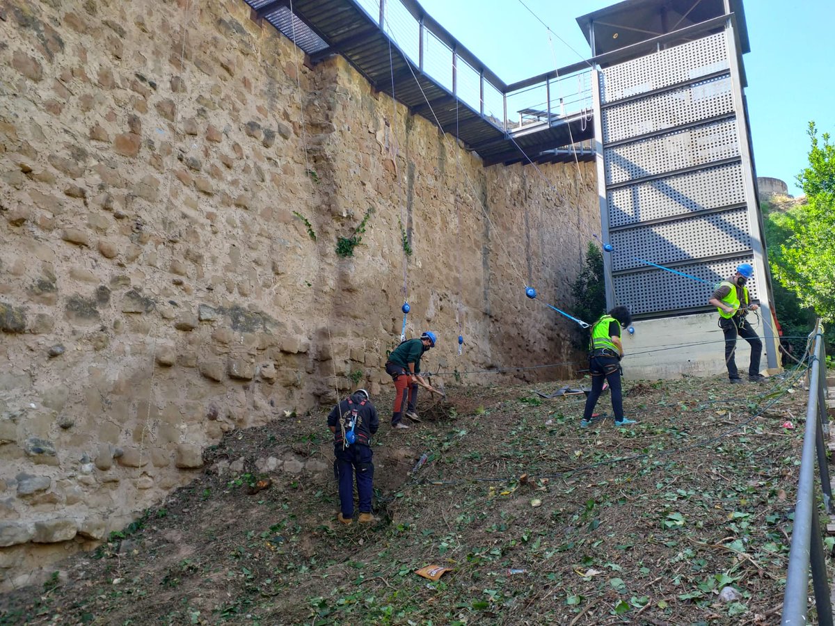 museunoguera's tweet photo. ⛏️Aquest matí ha començat la intervenció arqueològica a la zona del Portal del Gel, al nucli històric de #Balaguer, per tal de localitzar i documentar l'antic pou de gel de la ciutat. 
Es preveu que els treballs durin dues setmanes.

#SomCulturaBalaguer #Arqueologia #Patrimoni https://t.co/DjF0lOwzoZ