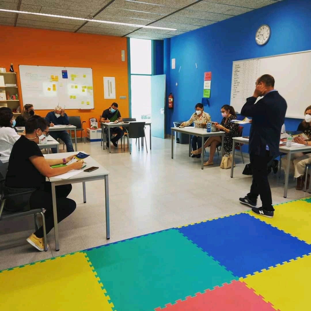 uvigo_emprego's tweet photo. 2ª xornada do #curso de #competencias #emprendedoras para #profesores da @eafpuvigo e @areaemprego. Nesta 1ª edición cubrironse todas as prazas e os 23 participantes desta edición obterán un #certificado de pertenza á #rede de #docentes #emprendedores da @uvigo https://t.co/egiyCQn3cT