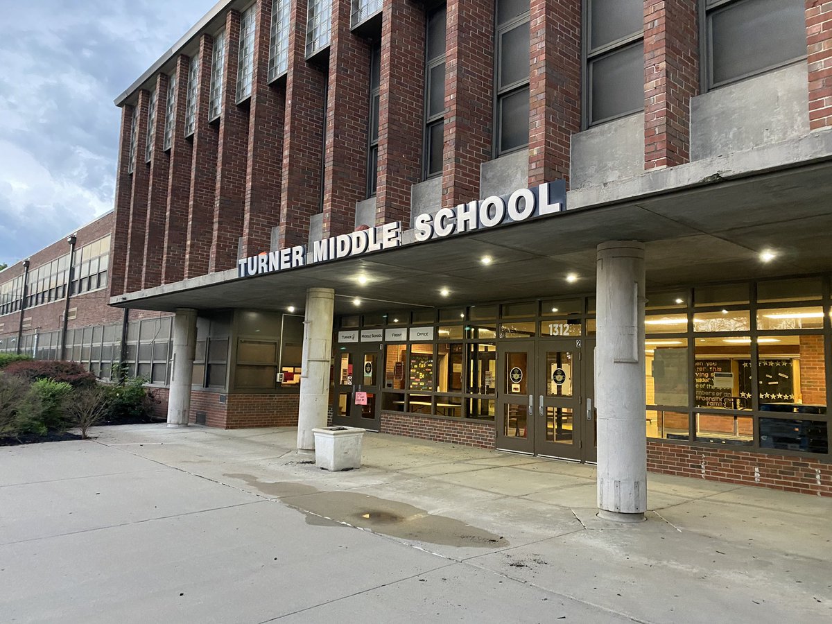 LuvUTurnerBears's tweet photo. Lots of emotions as we welcome students for the last day of school and the last time to this building that has served us well since 1954.  We look forward to welcoming students back in August to our beautiful new den. Much love for our TMS Family. #TMStrength #TurnerFamily https://t.co/y9No0FVG2Y