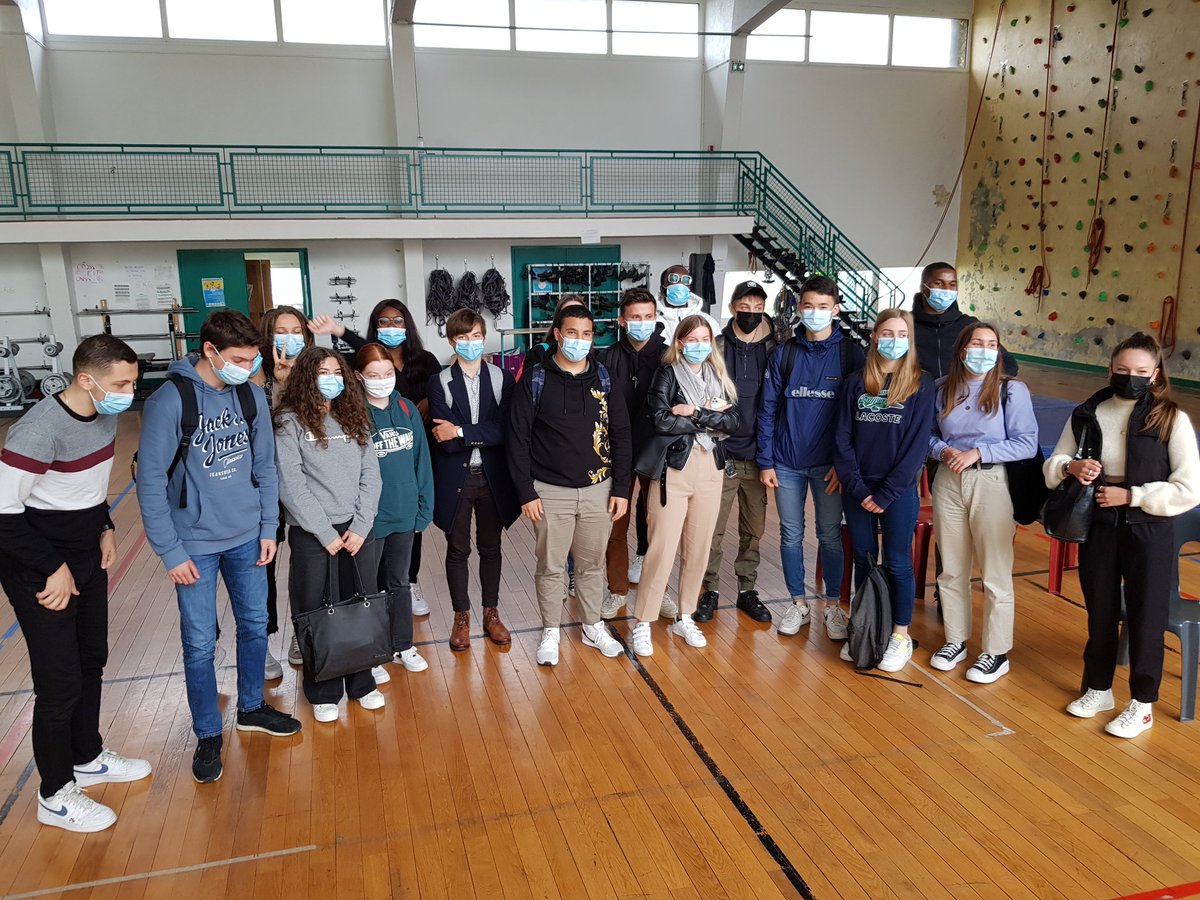 AgnesRouzaire's tweet photo. Ce matin, @GraineDo93 faisait escale au #lyceePMC de Châteauroux pour promouvoir et transmettre l'art oratoire. 
Au menu, explications de l'importance des silences, de la voix, du regard, de la gestuelle et de l'argumentation  et..  mises en pratiques ! 
Un immense merci à eux ! https://t.co/HSi0Swv6OU