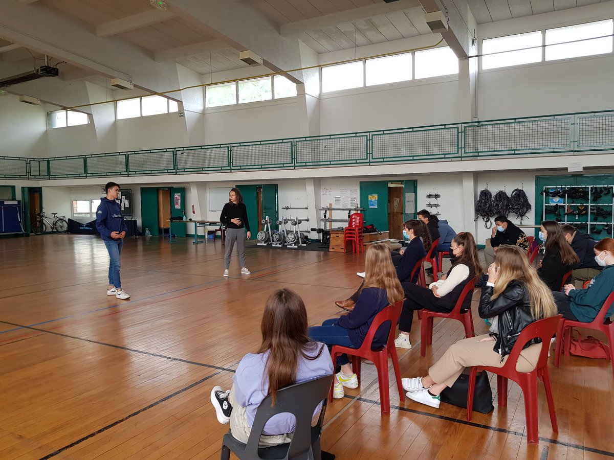 AgnesRouzaire's tweet photo. Ce matin, @GraineDo93 faisait escale au #lyceePMC de Châteauroux pour promouvoir et transmettre l'art oratoire. 
Au menu, explications de l'importance des silences, de la voix, du regard, de la gestuelle et de l'argumentation  et..  mises en pratiques ! 
Un immense merci à eux ! https://t.co/HSi0Swv6OU