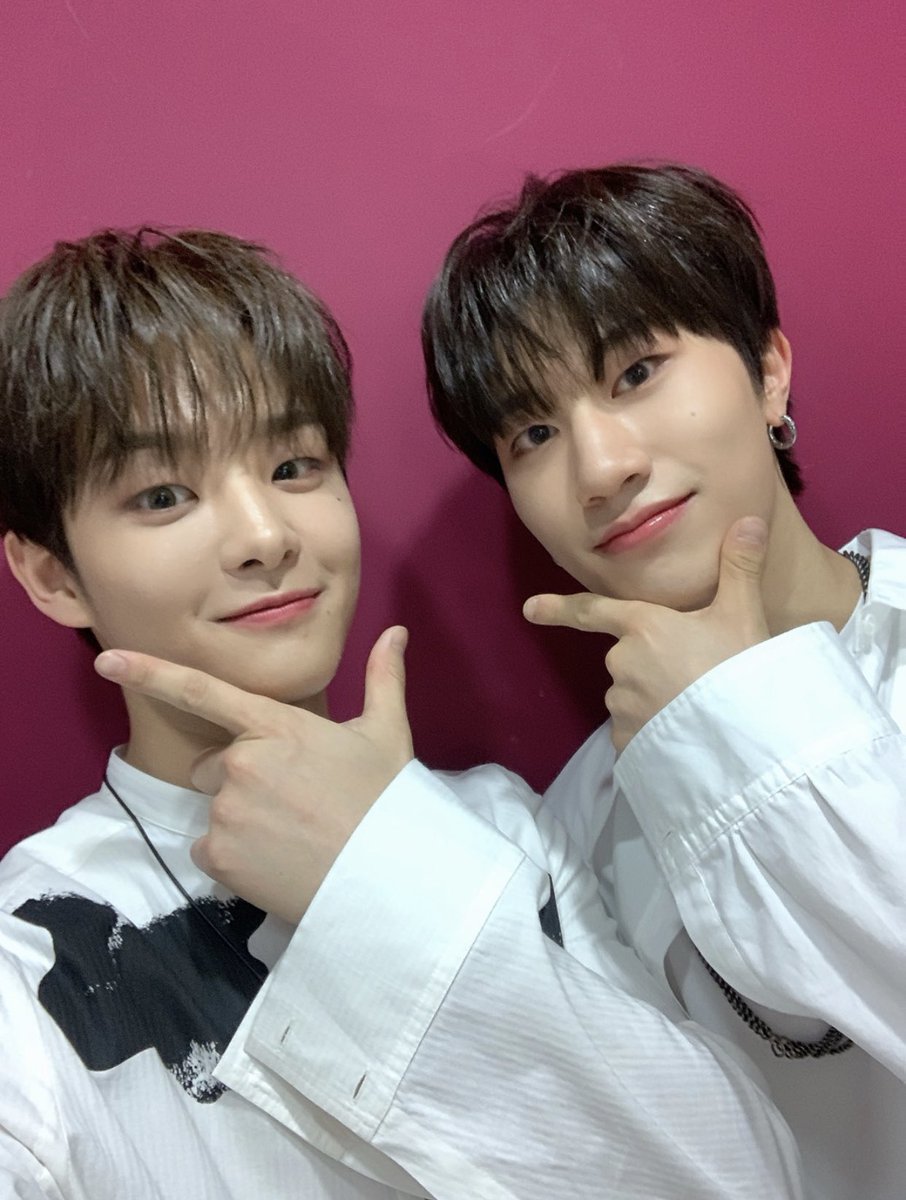 yedamsie's tweet photo. did yedam copied jihoon’s poses🤣 https://t.co/5I88HhmsTK