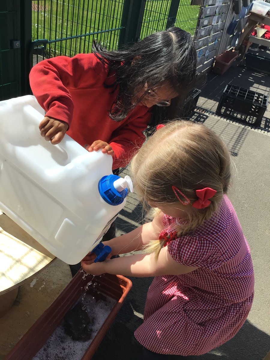 WinchburghN's tweet photo. Keeping our hands clean using our new hand washing stations! #safesally #handwashing @WinchburghPS https://t.co/ohUgJcRkag