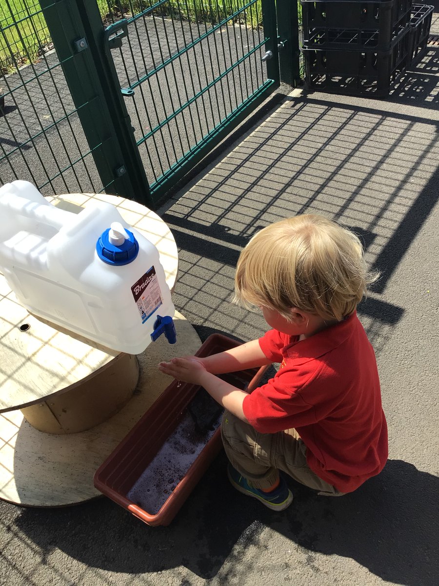 WinchburghN's tweet photo. Keeping our hands clean using our new hand washing stations! #safesally #handwashing @WinchburghPS https://t.co/ohUgJcRkag