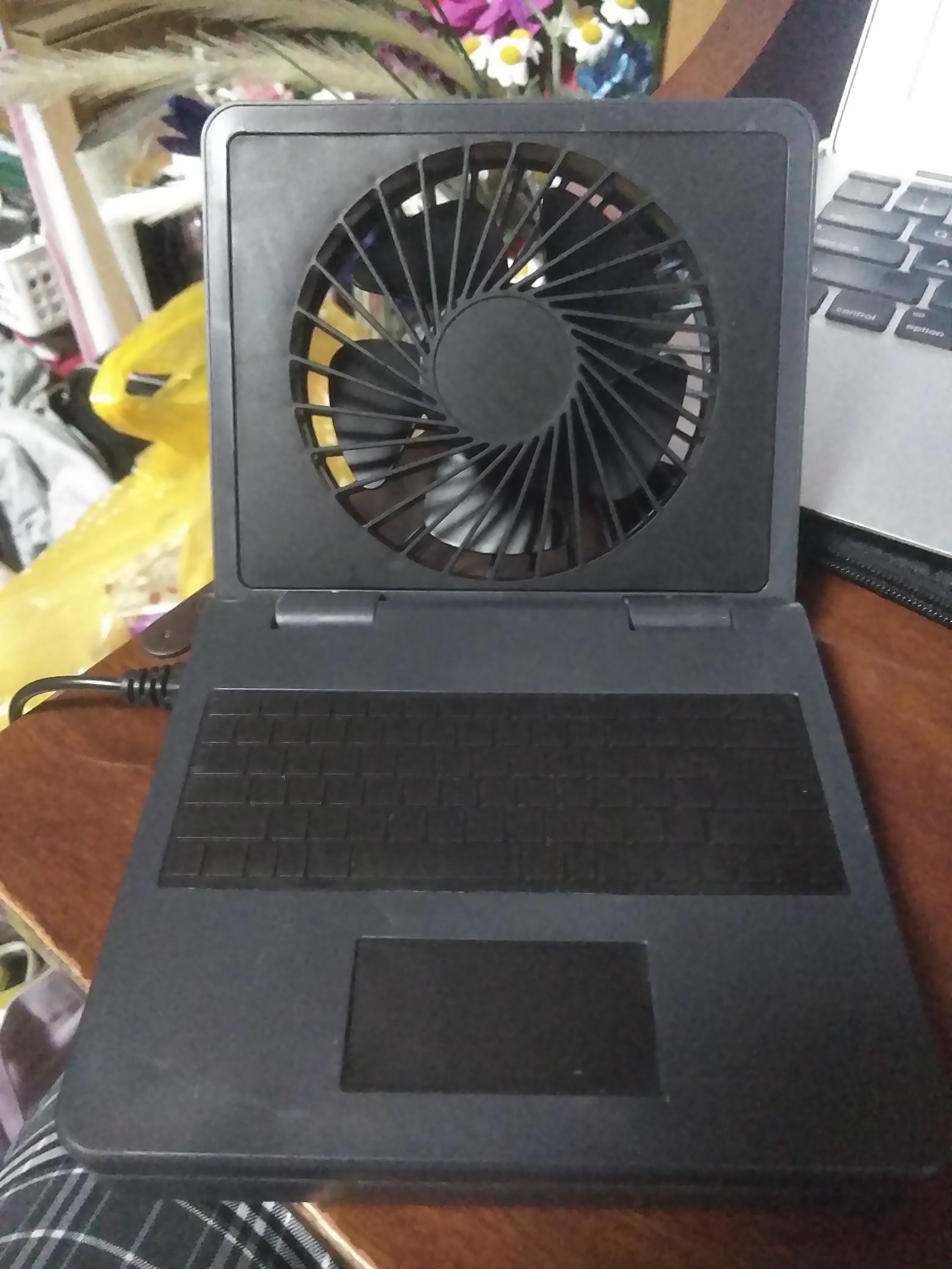 雨宮玲 別名 あにゃ ダイソーで300円で買ったパソコン型の卓上扇風機良い 側面もキーボードも細かいし風力2段調整できる ステマじゃないです いろんな色あったらもっといいのにな T Co Vbhgqdrwyl Twitter