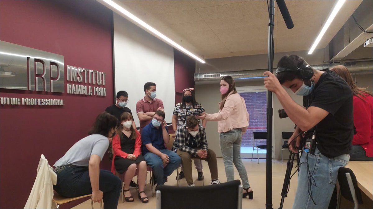 Avui ens han vingut a gravar de la fundació La Roda en el projecte la Roda rodem perquè faran un curtmetratge sobre l'obra de teatre que estem fent