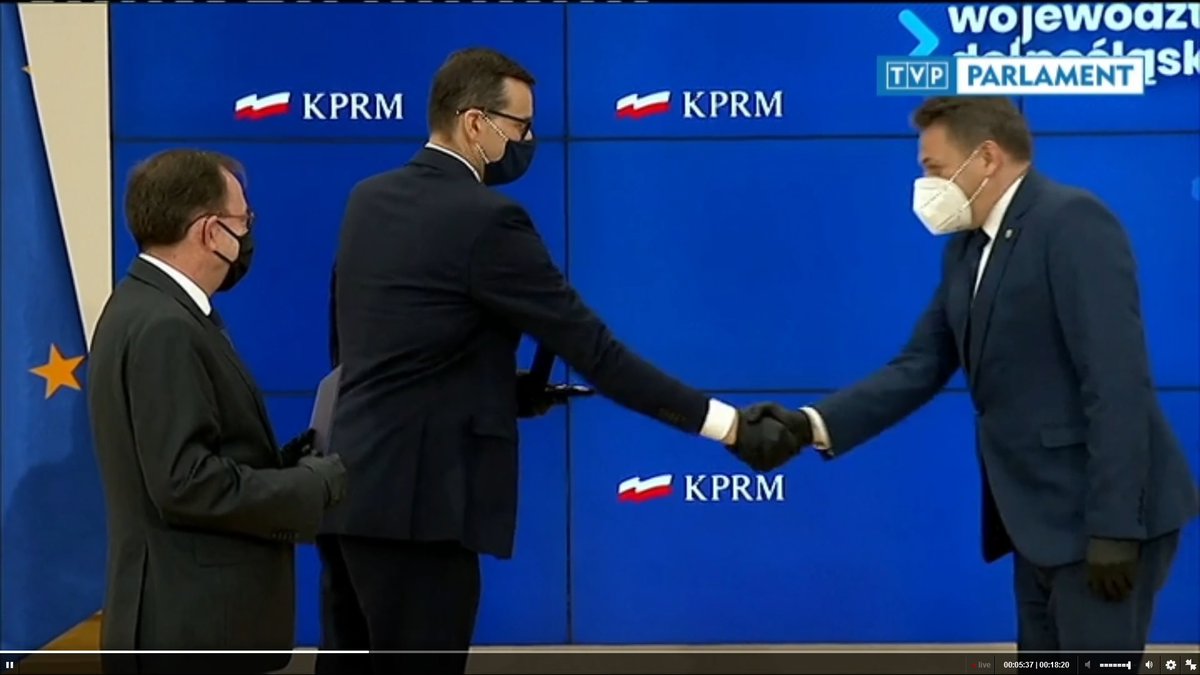 Premier <a href="/MorawieckiM/">Mateusz Morawiecki</a> oraz minister <a href="/MSWiA_GOV_PL/">MSWiA 🇵🇱</a> Mariusz Kamiński wręczyli wyróżnionym samorządowcom Odznaki Honorowe za Zasługi dla Samorządu Terytorialnego.  Wśród nagrodzonych znalazł się <a href="/ArekSlowinski/">Arkadiusz Słowiński</a>, Burmistrz Miasta Lubań.