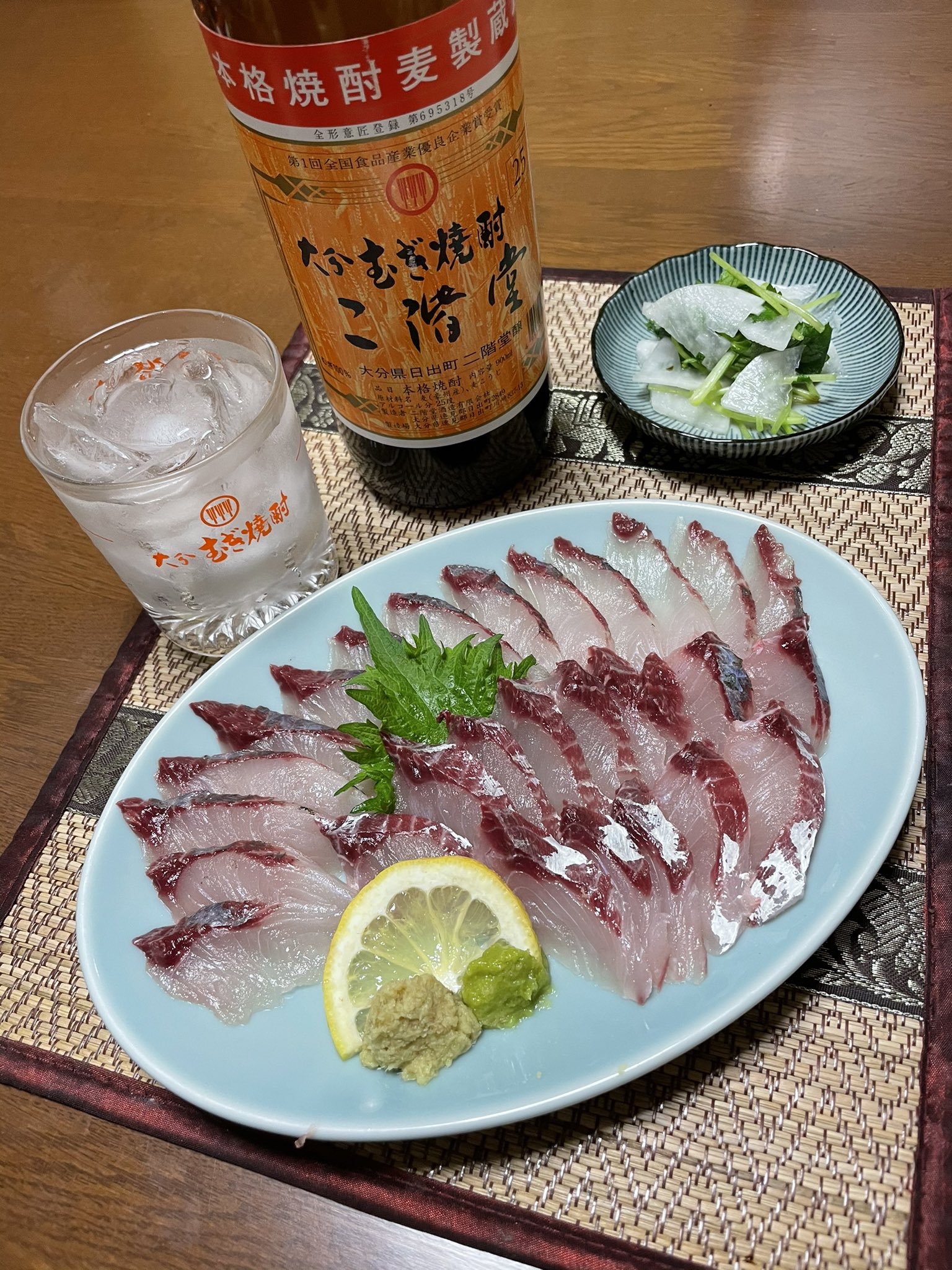 Shun 今日は今釣って来たボラのお刺身 臭いまずいと思われとるけど きれいな海で釣れたやつは下処理を しっかりすれば驚くほどうまいんよ 二階堂で乾杯 二階堂で乾杯 T Co Eceqytwtys Twitter