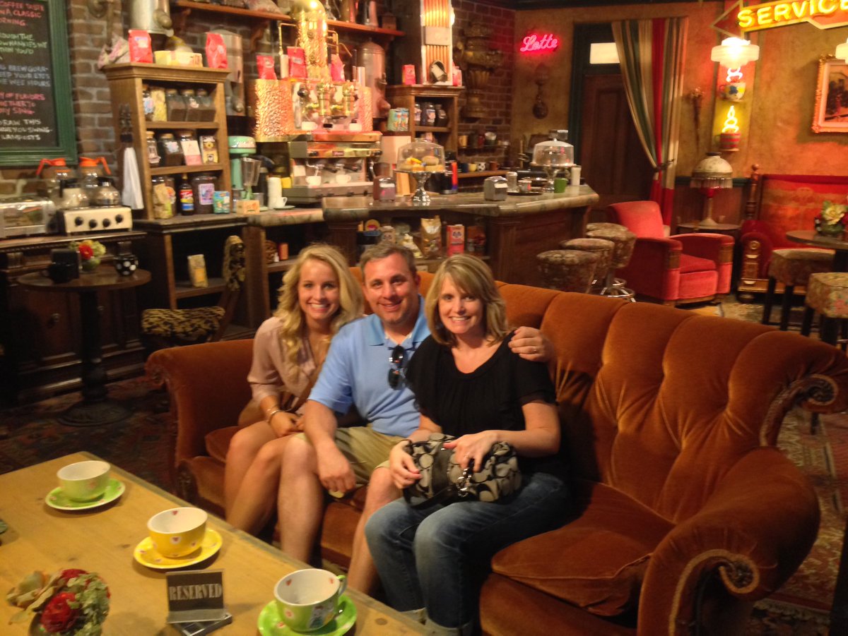 Big night for a Friends reunion <a href="/JillianAcri/">Jilly Acri</a>! #FriendsReunion #HBOMax