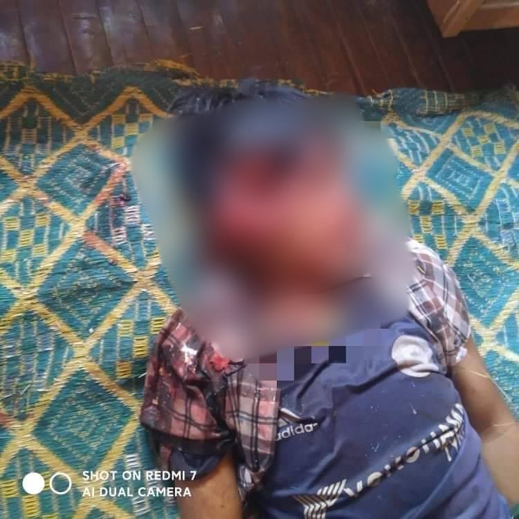 LOIKAW, Karenni (Kayah) State:

A 14-years-old boy fleeing in fear was shot in the head and killed by SAC Terrorist Group Thapyay Gone, Kayan Thar Yar at 1:30pm today. 

#May27Coup #WhatsHappeningInMyanmar #MilkTeaAlliance