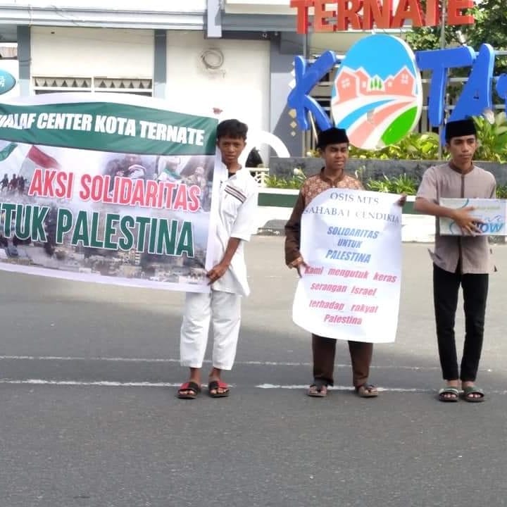 SSCTernate's tweet photo. Bismillah, OSIS MTs. Sahabat Cendikia bersama Guru-guru berpartisipasi dalam Aksi Solidaritas Untuk Palestina yang dilaksanakan oleh Majelis Ulama Indonesia (MUI) Prov. Maluku Utara. #SolidarityWithPalestine https://t.co/YA3w9iO6dx