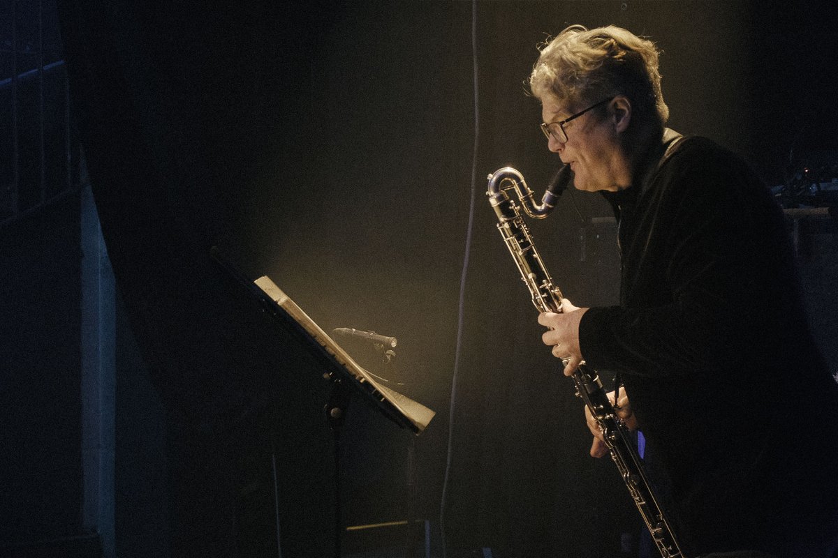 Gewandhaus's tweet photo. Eine Saison haben sie experimentiert & ein neues #TWOPLAYTOPLAY-Werk entwickelt. Nun ist es soweit: Kiki Hitomi, unser Bassklarinettist Volker Hemken & Disrupt Zonedog heben »Cosmic Threads« aus der Taufe. Sei dabei! Fr., 28.5., 20:00 Uhr im Livestream. 👉 https://t.co/FrHYDBqgMa https://t.co/FiTwX5Tobx