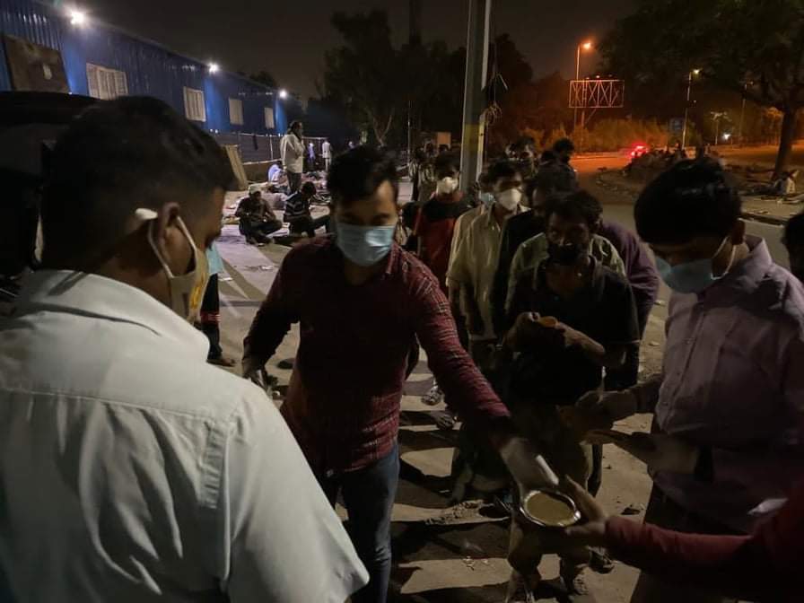 DelhiPYC's tweet photo. कश्मीरी गेट रैनबसेरा में #SOSIYC के शान रिज़वी ने निरंतर पिछले 15 दिन से खाना वितरण किया। https://t.co/bUiiTQnVq3