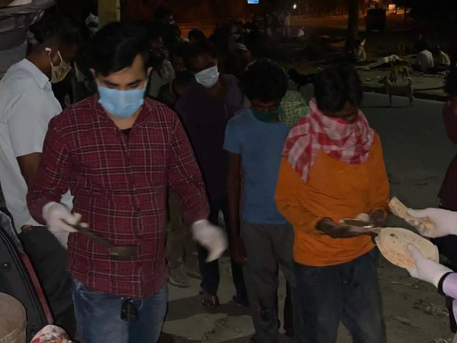 DelhiPYC's tweet photo. कश्मीरी गेट रैनबसेरा में #SOSIYC के शान रिज़वी ने निरंतर पिछले 15 दिन से खाना वितरण किया। https://t.co/bUiiTQnVq3