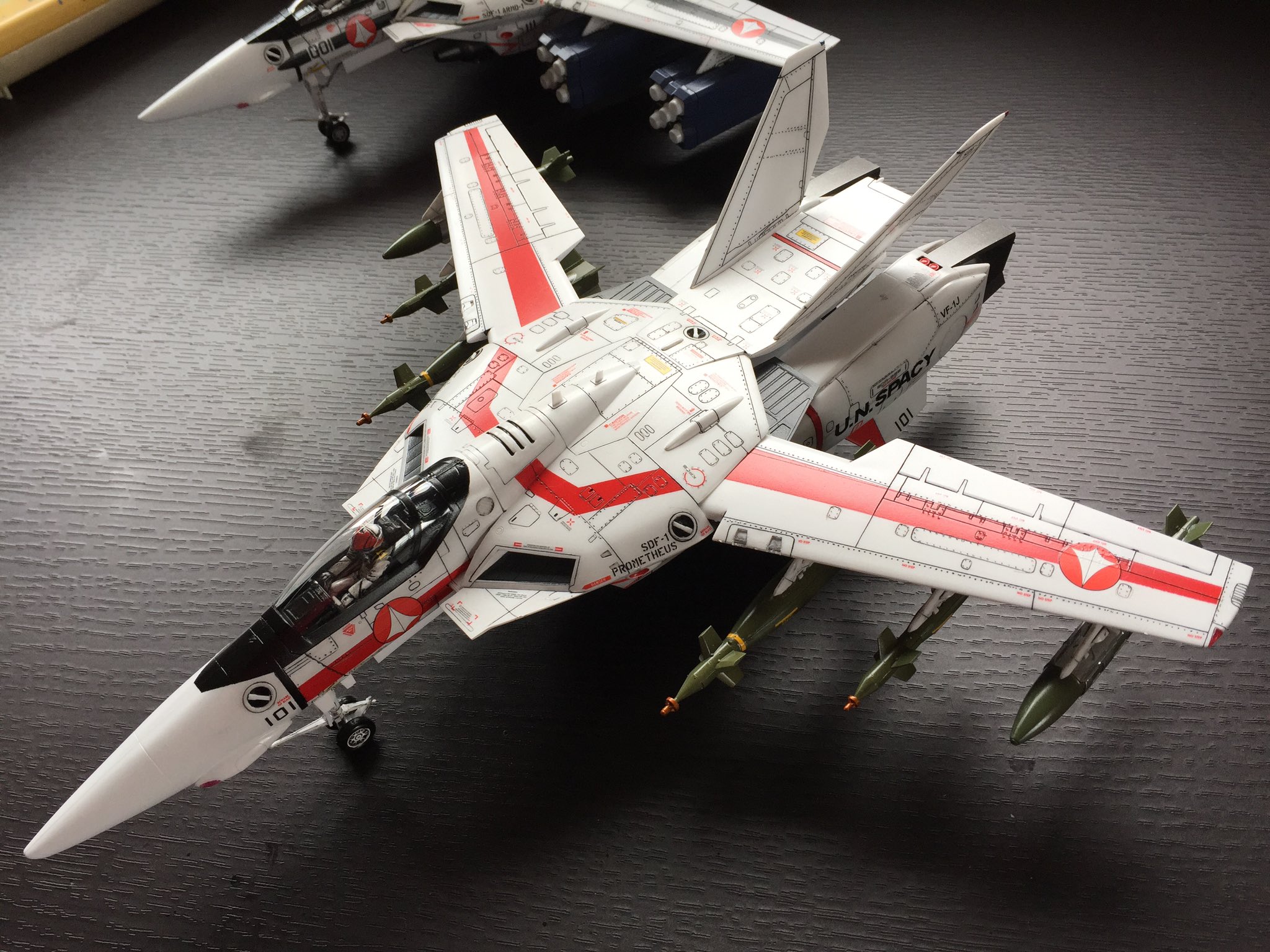 Vf1valkyrie マクロス バルキリー カッコいいよね 写真はすべてハセガワさん製１ 48キットの完成品です 主翼とパイロンに磁石を仕込み 武装の着脱を可能にしています T Co R0pvc2yqse Twitter