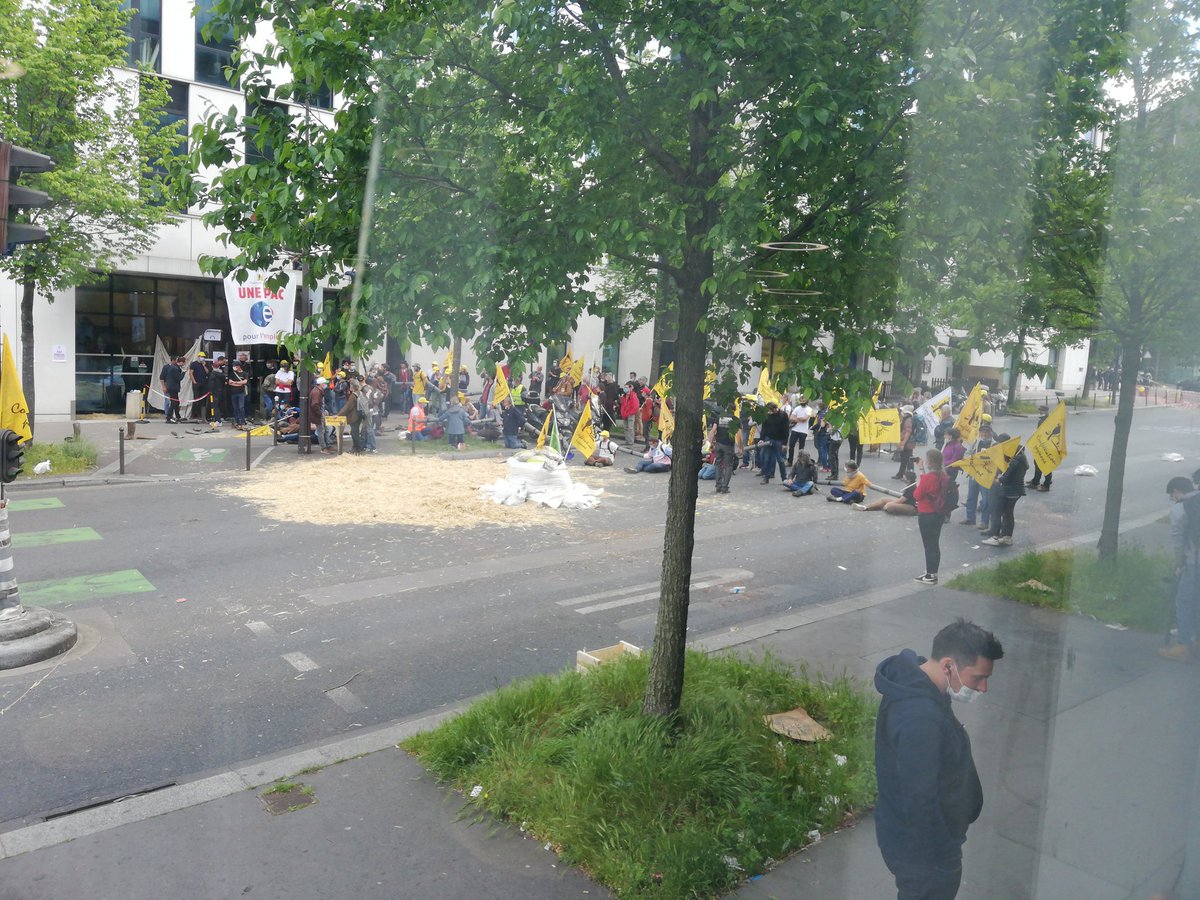 #PACSociale #PACPourlEmploi : les crs ont encerclé l'avenue mais les 200 militants de la <a href="/ConfPaysanne/">Conf' Paysanne</a> tiennent bon. Et réclament 1 million de paysan.nes