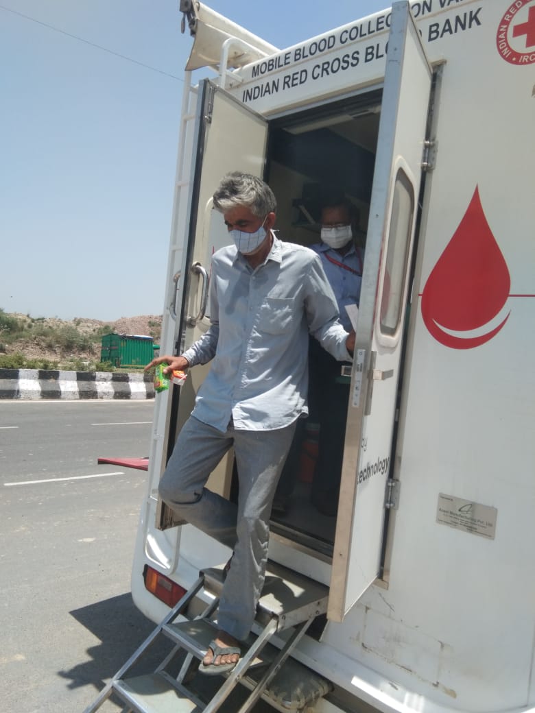 Helping_Hands1's tweet photo. Our Team today organised Blood donation camp at Refugee camp behind Adarsh Nagar, Delhi in collaboration with Indian Red Cross Society. It was felt that this is the need of the hour and we remain committed to organise such camps in future too. https://t.co/TLqHn81mlw
