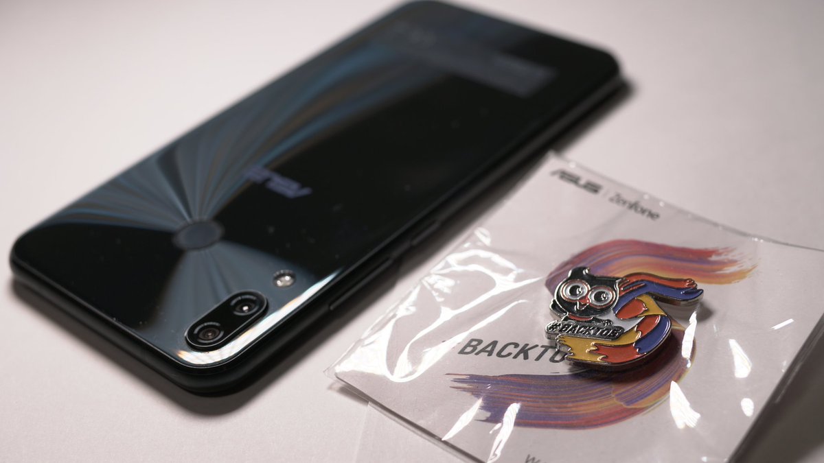 Yuki_3249's tweet photo. ピンバッジはおそらくZenfone5/5z登場時の物かな?
#BACKTO5 の文字と、5をモチーフにしたカラフルなメインビジュアルが見える
うちのZenfone5とパシャリ。 https://t.co/5aNDB8qEfl